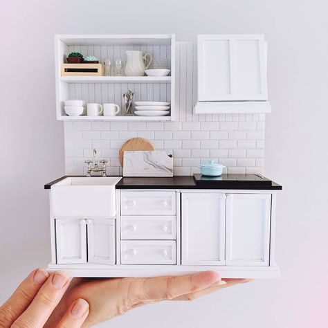 2019.03 Miniature Kitchen Dollhouse By Tinyperfectworld White Rangehood, Shaker Panelling, Realistic Kitchen, Backsplash White, Ikea Dollhouse, How To Make Doll, Doll Kitchen, Make Doll, Wood Panelling