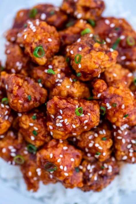 Korean Fried Chicken is coated with an addictive homemade Korean sweet chili sauce that is perfectly crunchy on the outside. Give in to your craving anytime with this easy recipe! #koreanchicken #chickenfoodrecipes #chicken #sweetandsavorymeals #dinnerideas Korean Fried Chicken Recipe, Honey Garlic Chicken Wings, Korean Chicken, Chicken Recipes Video, Savory Meals, Bulgogi Beef, Korean Fried Chicken, Grilled Potatoes, Korean Dishes