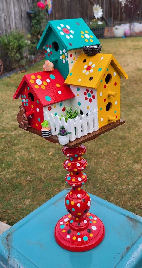 Upcycled Outdoor Decor, Bird House Decorations, Whimsical Garden Decor Diy, Paint Birdhouse Ideas, Bird House Craft For Kids, Painted Bird Houses Ideas Simple, Bird Houses Diy Painted, Bird House Crafts, Unique Bird Houses Diy