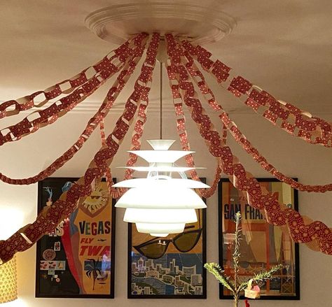 Modern Folk Christmas, Paper Chain Christmas Decorations, Christmas Celling Decoration Diy, Diy Window Decorations Christmas, Paperchain Christmas, Paperchain Christmas Decoration, Christmas Garland Ceiling, Vintage Party Decorating Ideas, Happy New Year Decoration Party