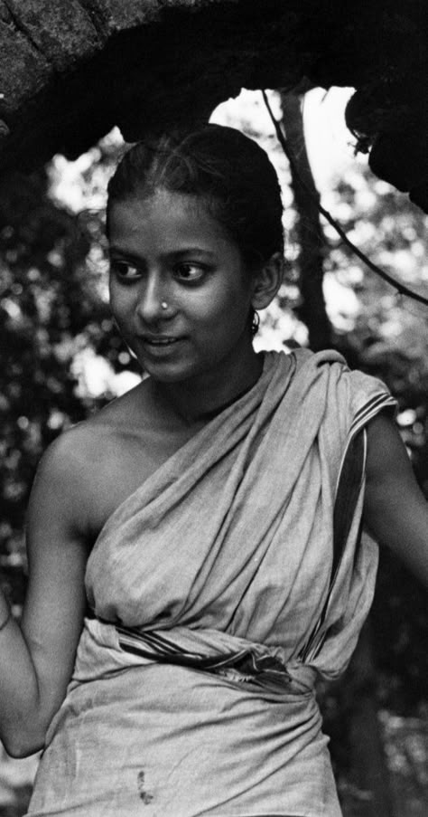 Pather Panchali, Beauty In Black, Satyajit Ray, Ray Film, Vintage India, Movie Shots, Indian Cinema, Female Art Painting, Indian Woman