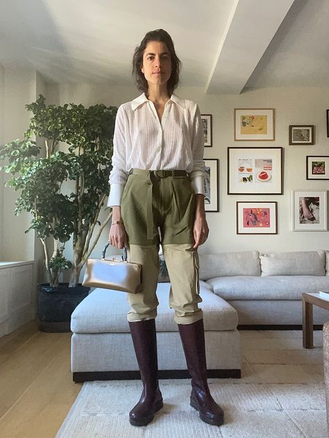 Field Research Outfit, Hiking Cargo Pants Women, Safari Pants Women, Hiking Outfit Pants, Hiking Pants Outfit, Roger Vivier Sandals, Leandra Medine Style, Hiking Pants Women, Garden Boots