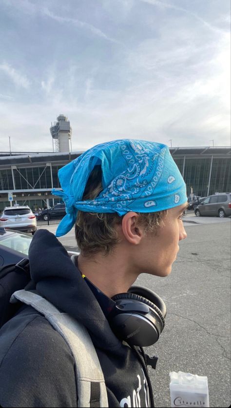 Men’s Bandana Hair, Head Bandana Men, Guys Wearing Bandanas, Bandana Mens Outfit, Guy Wearing Bandana, Men Wearing Bandanas On Head, Bandana Over Head, Bandana Curly Hair Men, How To Style A Bandana Men