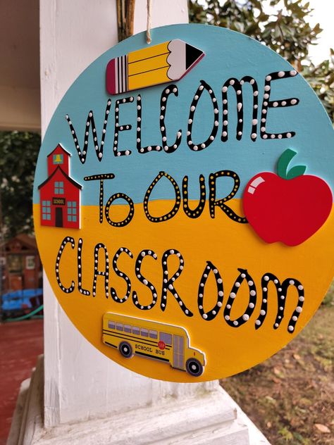 School Decorations Ideas Classroom Setup, Welcome To Our Classroom Sign, Preschool Center Signs, Welcome To Our Classroom, Welcome To Preschool, Daycare Signs, Blackboard Art, School Art Activities, Graduation Crafts