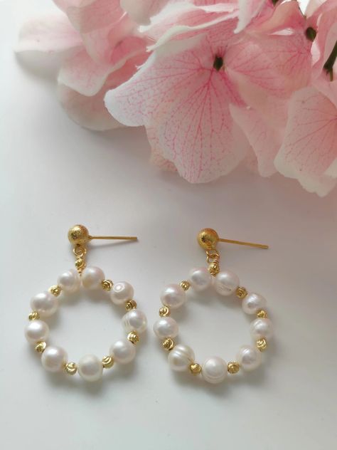 Pearl Circle Earrings, Pearl Earing Ideas, Handmade Pearl Earrings Ideas, Pearl Earing Diy, Earings Pearls Diy, Diy Pearl Hoop Earrings, Stud Dangle Earrings, Pearl Earrings Diy Ideas, How To Make Pearl Earrings