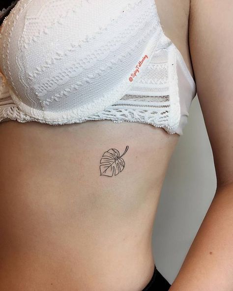 Hawaii Tattoo, Tropical Tattoo, Boho Tattoos, Tattoo Henna, Delicate Tattoo, Plant Tattoo, Poke Tattoo, Dainty Tattoos, Monstera Deliciosa