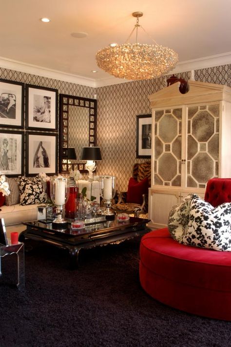 Few interior design styles carry with them the glitz and glamour of an entire decade. But Hollywood Regency is making a modern comeback, well after its heyday in the '30s. Hollywood Glamour Decor, Hollywood Glamour Bedroom, Regency Living Room, Hollywood Regency Bedroom, Decorating Games, Regency Interior, Hollywood Decor, Glamour Home, Glamourous Bedroom