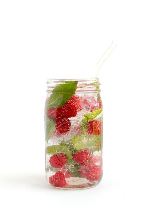 20 Paleo AIP Compliant Drinks To Spice Up Your Life! - Little Bites of Beauty Raspberry Water, Cucumber Detox Water, Fruit Infused Water Recipes, Mint Water, Cucumber Water, Infused Water Recipes, Blended Drinks, Fruit Infused Water, Detox Water Recipes