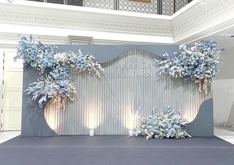 Dusty Blue Wedding Backdrop Reception, Light Blue Wedding Backdrop, Minimal Wedding Stage Decor, Light Blue And Gold Wedding Decorations, Wedding Backdrop Blue, Blue Wedding Backdrop, Engagement Stage Decoration, Wedding Stage Backdrop, Reception Backdrop