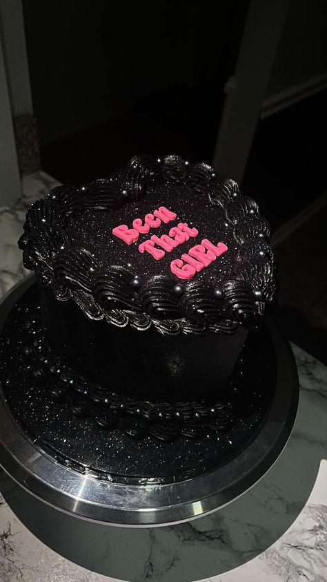 Black Frosted Cake, Black Cake Decoration, Gemini Birthday Cake, Pink Birthday Cake Ideas, Birthday Photo Ideas, Picture Heart, Bespoke Cakes, Glitter Birthday Cake, Heart Birthday Cake