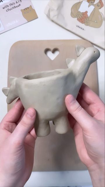 Pitch Pots Ideas Clay, Pinch Pot Designs Patterns, Cute Pinch Pots, Pinch Pot Animal, Pinch Pot Animals, Pinch Pot With Feet Ideas, Pinch Pot Ideas, Pinch Pot, Ceramic Creatures Clay Monsters