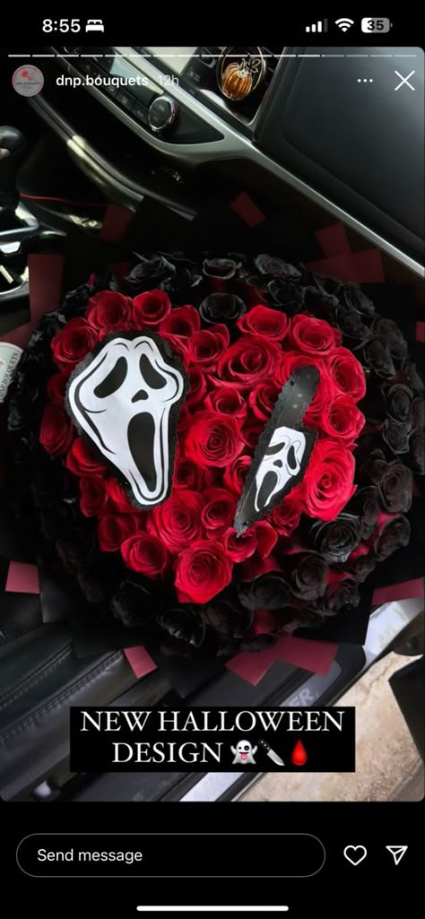 Ghost Face Bouquet, Ghost Face Flower Bouquet, Ghostface Bouquet, Flower Bouquet Halloween, Halloween Flower Bouquet, Flower Candy Bouquet, Spooky Bouquet, Ramo Ideas, Halloween Flower Arrangements