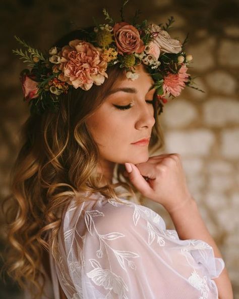 Flower Crown Bride, Boho Flower Crown, Flower Crown Hairstyle, Fest Outfits, Flowers In Her Hair, Bridal Flower Crown, Flower Crown Wedding, Neckline Dress, Bridal Crown