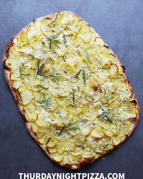 Simple Potato Pizza with Rosemary and Olive Oil (Vegan Pizza Recipe) Potatoe Pizza, Italian Pizza Toppings, Potato Pizza Recipe, Romans Pizza, Italian Potatoes, Vegan Pizza Recipe, Vegan Stir Fry, Potato Pizza, Seasoned Potatoes