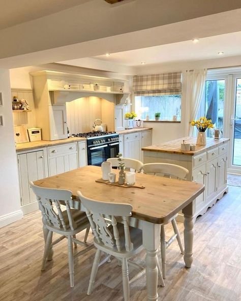 Country Kitchen Diner, Small Kitchen Diner, Farmhouse Style Kitchen Table, Small Open Plan Kitchens, Kitchen 2023, That Friday Feeling, Small Cottage Kitchen, Cosy Kitchen, Open Plan Kitchen Dining