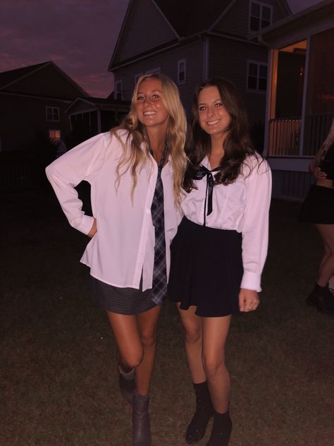 Duos Party Costume, Halloween Serena And Blair, Iconic Duo Costumes Best Friends Halloween, Blaire Serena Halloween Costume, Halloween Costumes Blonde And Brunette Duo, Halloween Costumes For Blonde Couples, Halloween Blonde And Brunette Costumes, Blond Brunette Halloween Costumes, Brunettes Halloween Costumes