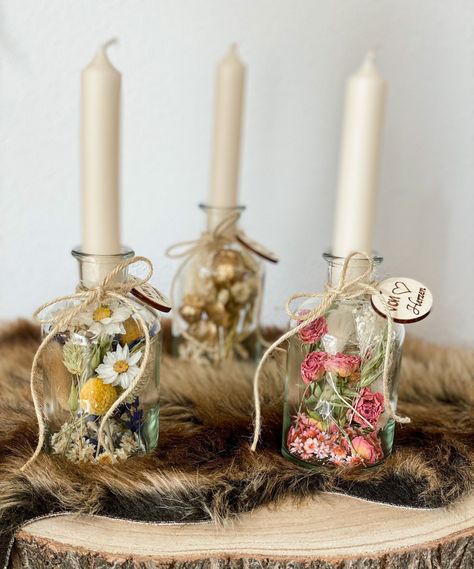 The stylish dried flower bouquets Glass is suitable as home decor or great as a special gift for you or your loved ones. With various dried and conservative flowers such as gypsophila, dried roses, strawflowers, lagurus and phalaris, the pretty glass with cork or candle can be used in many ways and remains a great decorative accessory for a very long time. Can also be combined with a candle as a candle holder. Wonderful as a unique gift with the wooden pendant and embossed "from the heart". It c