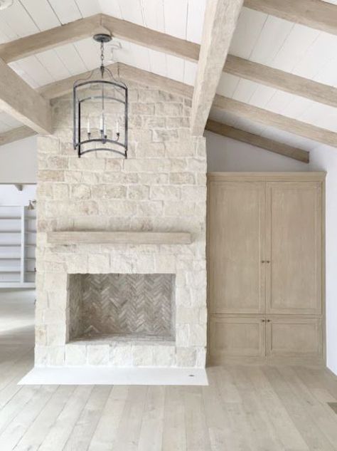 Farmhouse Fireplace Ideas, Rustic Farmhouse Fireplace, Interior Design Country, Modern Farmhouse Fireplace, Stone Fireplace Makeover, Stacked Stone Fireplaces, Small Fireplace, Limestone Fireplace, Farmhouse Fireplace