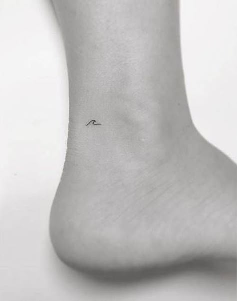 Actor Tattoo, Wellen Tattoo, Small Wave Tattoo, Small Tattoo Ideas For Women, Small Tattoo Placement, Tattoo Placements, Wave Tattoo, Shape Tattoo, Muster Tattoos