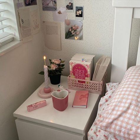 Bedside Table Decor, Prettiest Celebrities, Uni Room, Side Table Decor, Dekorasi Kamar Tidur, Pinterest Room Decor, Girly Room, Cute Room Ideas, Pretty Room