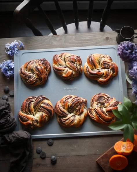 Babka Rolls, Orange Babka, Olive Oil Cakes, Cakes Vanilla, Orange Sweet Rolls, Vanilla Desserts, Brioche Dough, Sweet Bread Rolls, Babka Recipe