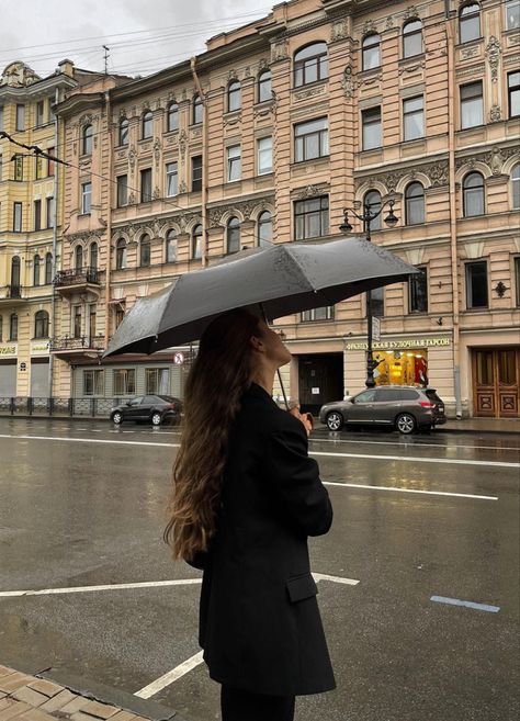 Umbrella Outfit, Winter Rainy Day Outfit, Rain Photoshoot, Rainy Photoshoot, Rainy Day Outfit Aesthetic, Girl In Rain, Look Hippie Chic, Rainy Day Outfits, Girl In Paris