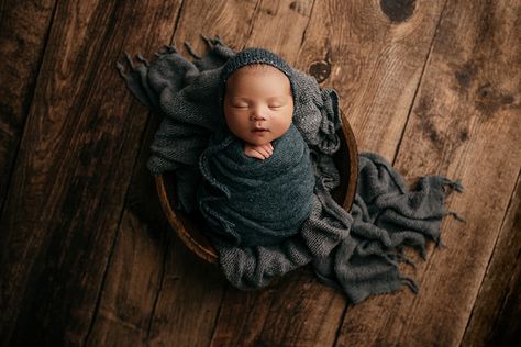 Moody Newborn Photography, Newborn Photography Swaddle, Newborn Boy Photography, Fall Newborn, Baby Boy Newborn Photography, Newborn Photography Boy, Newborn Family Photos, Newborn Baby Photoshoot, Baby Shoot