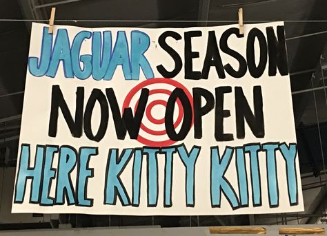 Football Game Signs, School Spirit Ideas Pep Rally, High School Football Posters, Cheerleading Signs, Spirit Day Ideas, School Spirit Posters, Pep Club, Rally Idea, Senior Posters