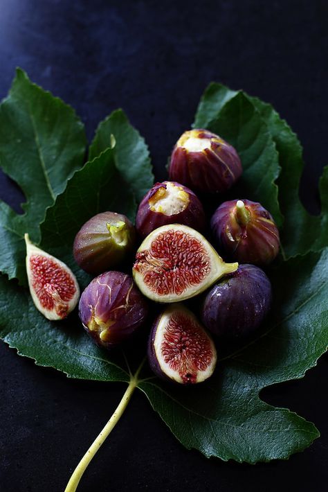 Plus de trente recettes avec les figues, de l'entrée au dessert : salade, viande, tartine, confiture, tartes, gâteaux... Dessert, Green, Black