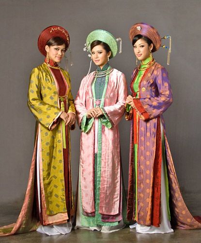 Vietnamese traditional dress Traditional Vietnamese Clothing, Traditional Vietnamese Wedding, Vietnamese Traditional Clothing, Vietnam Costume, Vietnamese Clothing, Vietnam Fashion, Ao Dai Vietnam, Vietnamese Traditional Dress, Vietnamese Dress