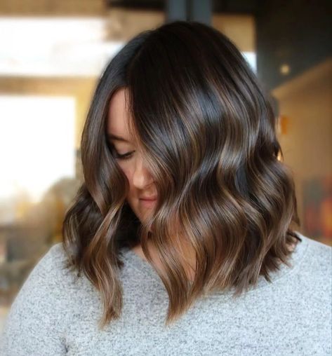 Spring Hair Colors For Brunettes, Brunette Hair Shades, Spring Hair Color Trends, Brown Hair Trends, Hair Colors For Brunettes, Colors For Brunettes, Chic Manicure, Summer Hair Trends, Dark Brunette Hair