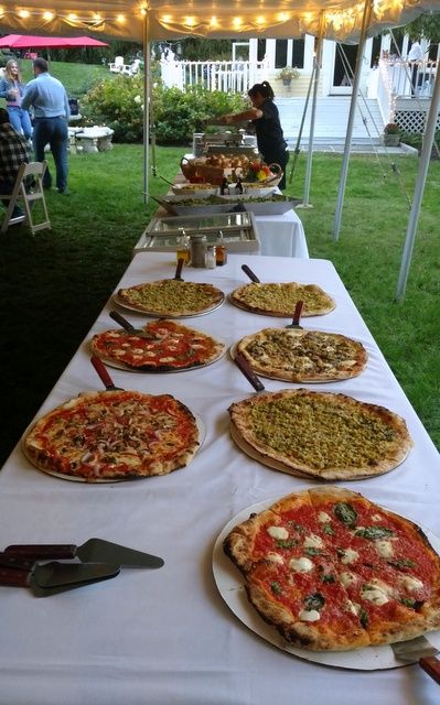 Pizza Truck Party, Pizza Set Up At Party, Pizza Garden Party, Pizza Buffet Display, Pizza Table Display, Pizza Serving Ideas, Pizza Display For Party, Pizza Buffet Wedding, Spring Outdoor Party