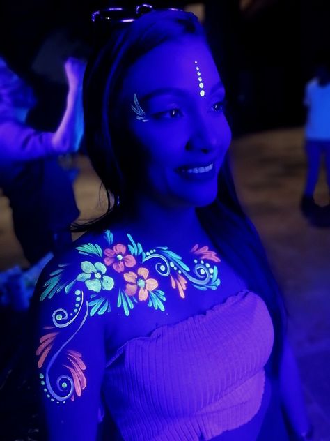 Glow Face Paint, Black Light Makeup, Neon Pool Parties, Uv Face Paint, Party Tips And Tricks, Glow Theme Party, Neon Face Paint, Uv Party, Uv Makeup