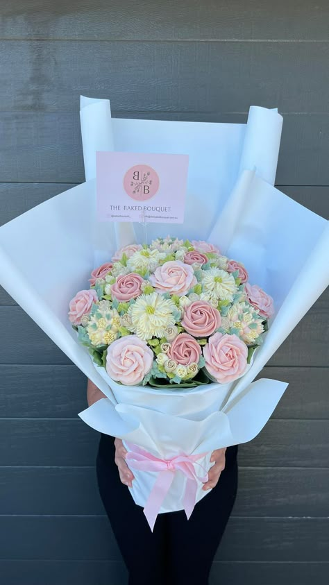 12 Cupcake Bouquet, Cupcake Floral Bouquet, Flower Bouquet Cake Design, Floral Cupcake Bouquet, Bouquet Cake Ideas, Cupcakes Bouquet Ideas, Cupcake Bouquet Diy, Cake Flower Bouquet, Flower Bouquet Cupcakes