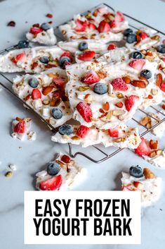 Nuts Dessert, Yogurt Bark Recipe Frozen, Make Frozen Yogurt, Easy Frozen Yogurt, Yogurt Recipes Healthy, Dessert Recipes Healthy, Yogurt Bark Recipe, Frozen Yogurt Bites, Frozen Yogurt Bark