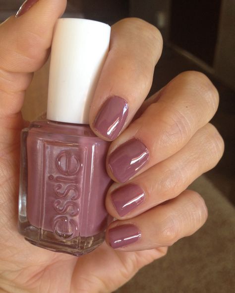 Essie, "Island Hopping" ❤️new fav! Essie Island Hopping, Purple Nail Polish Ideas, Essie Fall Colors, Pink Nail Paint, Nail Colors Essie, Essie Purple, Essie Nail Polish Fall, Essie Nail Colors, Pink Nail Colors