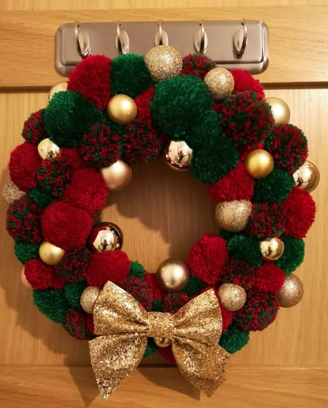 Xmas Pom Pom Wreath, Pom Poms Wreath, Christmas Crafts Pom Poms, Pom Pom Wreaths Christmas, Christmas Pom Pom Wreath Ideas, How To Make A Pom Pom Wreath, Pompom Crafts Christmas, Pompom Christmas Wreath, Fall Pom Pom Wreath