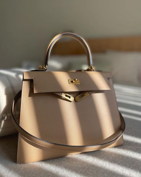 Val | The Stylish Freelancer on Instagram: "Sun-kissed beauty 😘 #hermeskelly #kelly25 #kelly25chai #hermeschai #k25chai" Kelly 25 Hermes, Hermes Wishlist, Dream Purse, Hermes Kelly 25, Kelly 25, Hermes Birkin Handbags, Birkin Handbags, Hermes Kelly Bag, Hermes Accessories