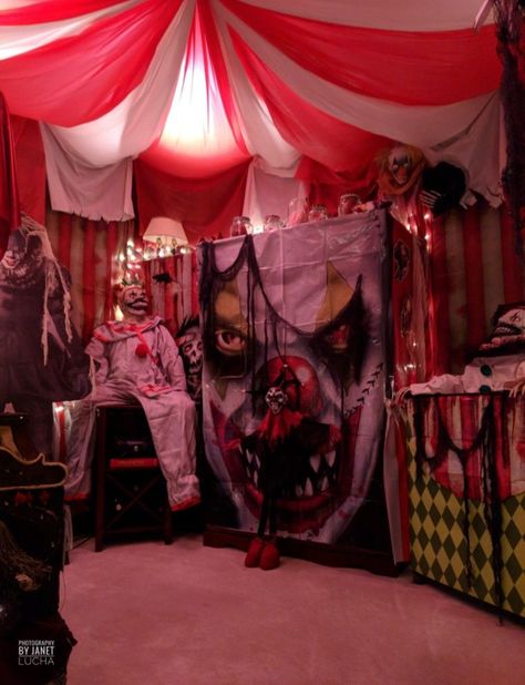 Clown Room, Clowns Halloween Decorations, Halloween Decorations Party Scary, Creepy Clowns, Halloween Maze, Office Halloween Decorations, Dekorasi Halloween, Haunted House Diy, Scary Haunted House