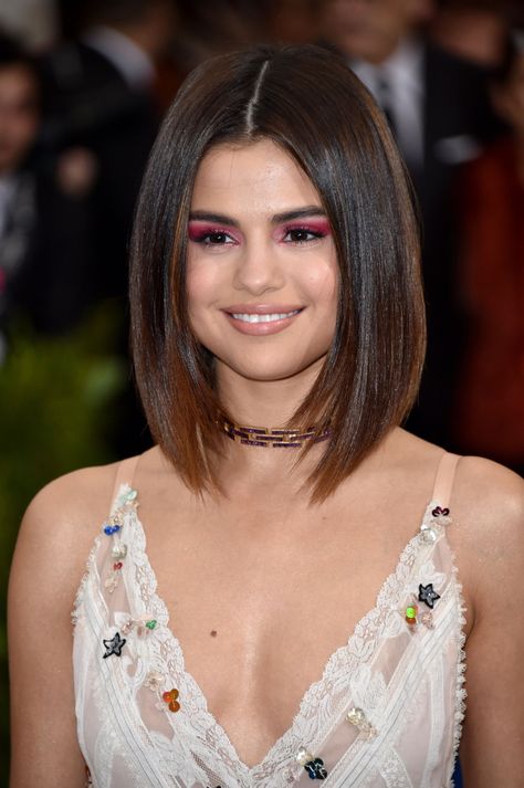 Middle Part Modern Bob Haircut, Straight Bob Haircut, Selena Gomez Makeup, Petite Blonde, Selena Gomez Hair, Straight Bob Hairstyles, Long Bobs, Ombre Bob, Haircut Men