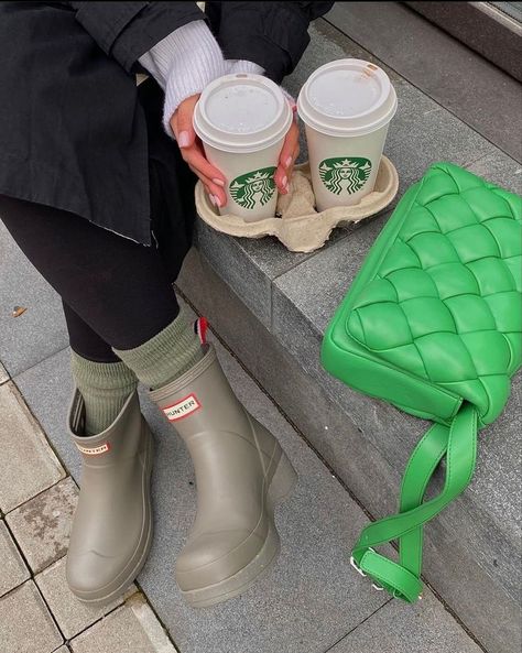 Huk Boot Outfits, Winter Rain Boots, Short Hunter Boots Outfit Fall, Aesthetic Rain Boots, Short Wellies Outfit, Hunter Boots Aesthetic, Ankle Hunter Boots Outfit, Chelsea Hunter Boots Outfit, Hunter Play Boots Outfit