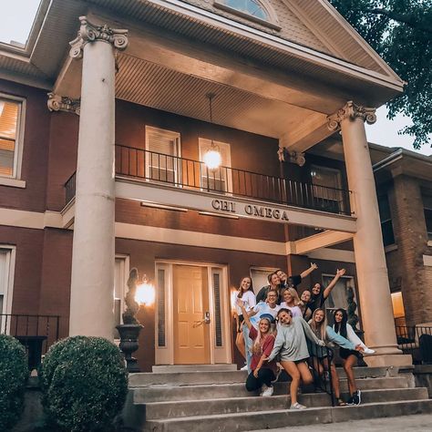 Chi Omega sorority Greek life college bid day recruitment home house decor design women’s style Sorority House Aesthetic, College Sorority House, Sorority House Decor, Sorority House Rooms, Tsitp Aesthetic, Chi Omega Sorority, Sorority House, College Sorority, Sorority Girl