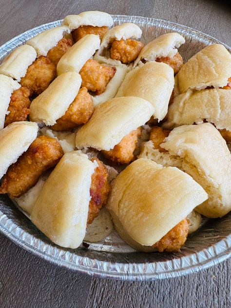 Mini Chicken Breakfast Sandwiches Snickerdoodle Recipes, English Muffin Bread Recipe, Berry Scones, Chicken Minis, Super Easy Dinner, Chicken Breakfast, Chewy Peanut Butter Cookies, Creamy Garlic Chicken, Nuggets Recipe