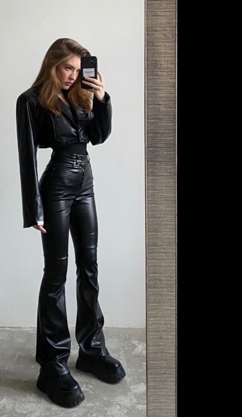 Bikercore Outfit, Leder Outfits, Black Leather Pants, Looks Street Style, Looks Black, Ținută Casual, Mein Style, Mode Inspo, Looks Chic