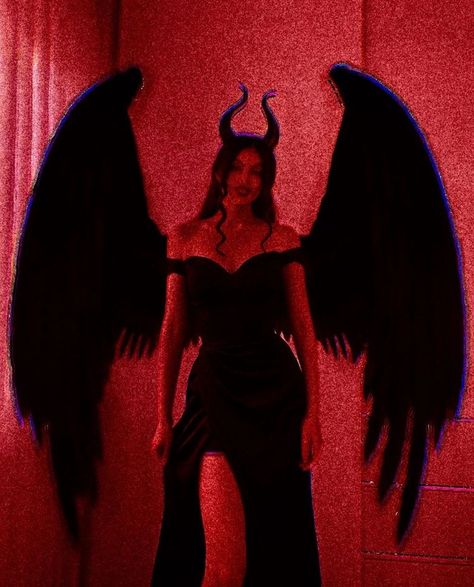 Demon Princess Aesthetic, Devil Woman Aesthetic, Lilith Costume Halloween, Devils Costume, Demon Photoshoot, Lilith Costume, Devil Photoshoot, Succubus Costume, Demon Halloween Costume