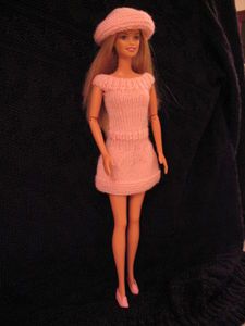 robe poupée barbie - Tricots pour poupées Barbie Barbie Couture, Doll Patterns, Barbie Fashion, Barbie Doll, Barbie Dolls, Sweater Dress, Couture, Crochet, Pattern