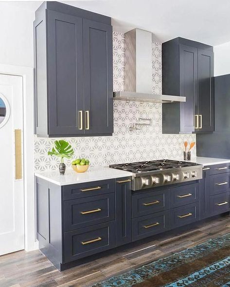 Obsessed with these grey/blue kitchen cabinets! The accent tile and gold hardware are the perfect touch.  #Inspiration  #GreenBasementsAndRemodeling #Kitchen #GoldHardware #BlueCabinetry #RoswellRemodel #AtlantaConstruction #AlpharettaRemodel Kitchen Cabinets Painted Grey, Navy Kitchen Cabinets, Grey Painted Kitchen, Navy Blue Kitchen Cabinets, Dreamy Kitchens, Navy Kitchen, Best Kitchen Design, Best Kitchen Cabinets, Blue Kitchen Cabinets