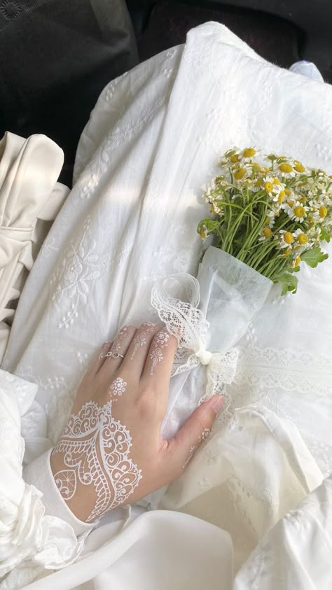 Faceless Wedding Aesthetic, Bride Dress Hijab, Tunang Outfit, Inai Nikah, Wedding Syar'i, Muslim Wedding Photos, Inai Pengantin, Muslim Wedding Photography, Henna Inspired Tattoos