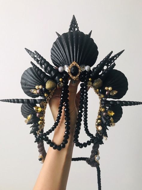 Black Mermaid Crown, Evil Mermaid Costume Diy, Siren Cosplay Diy, Mermaid Parade Costume, Mermaid Queen Costume, Dark Mermaid Crown, Sea Witch Costume Sirens, Mermaid Witch Costume, Skeleton Mermaid Costume