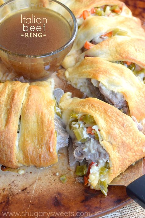 This Italian Beef Ring is a quick and easy dinner recipe. Make using my slow cooker italian beef, or store bought! Great game day appetizer too! Italian Beef Crockpot, Beef Au Jus, Italian Beef Recipes, Slow Cooker Italian Beef, Gluten Free Puff Pastry, Beef Roll, Shugary Sweets, Bite Size Appetizers, Italian Beef